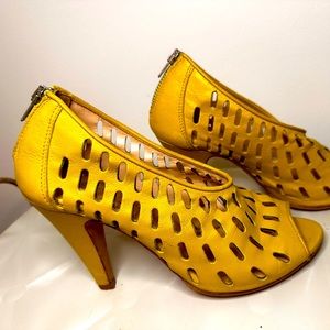 LOEFFLER RANDALL Women's size 7 Yellow Perforated Pump